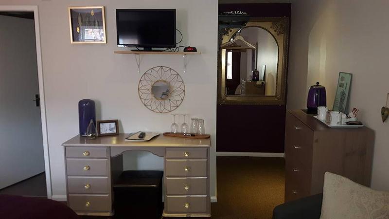 Deluxe King or Twin Room image 2