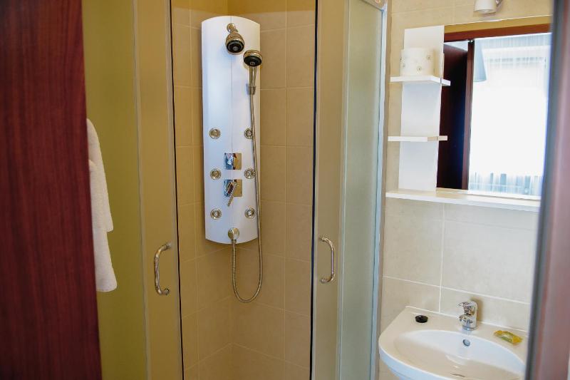Twin Room image 2