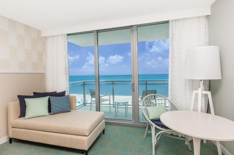 Deluxe Queen Room with Two Queen Beds - Gulf Front image 3