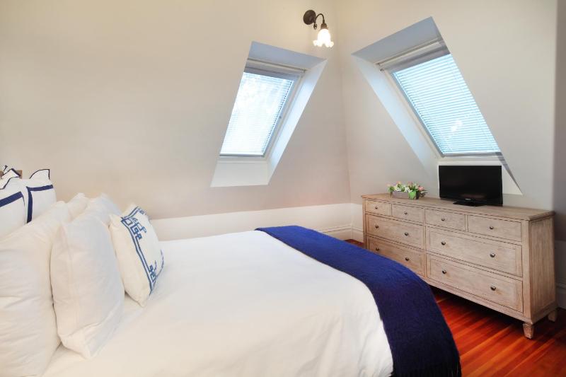Queen Room image 3