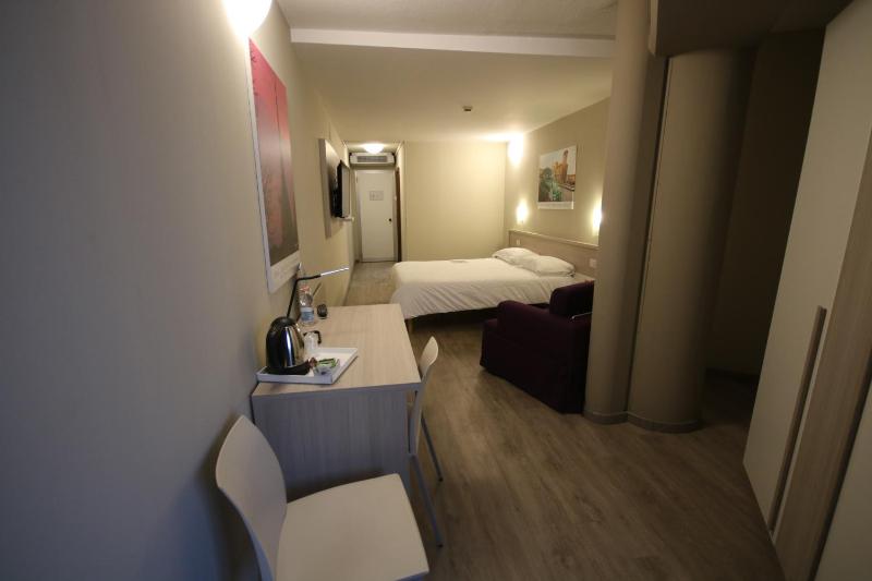 Double Room image 4