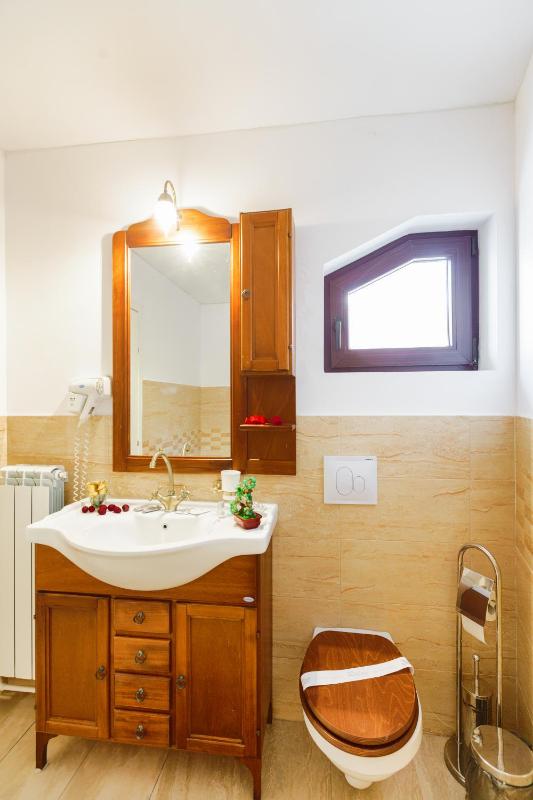 King Room with Whirlpool image 2