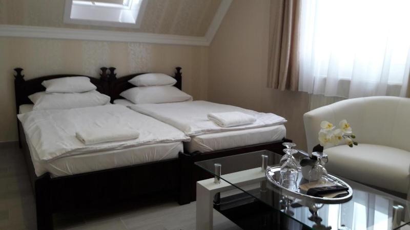 Comfort Triple Room with Shower image 2