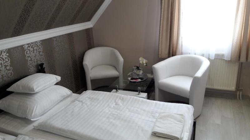 Comfort Triple Room with Shower image 4