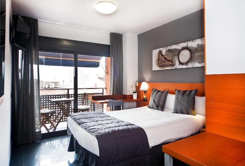 Standard Double or Twin Room with Balcony image 4