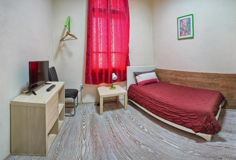 Budget Single Room with Shared Bathroom image 3