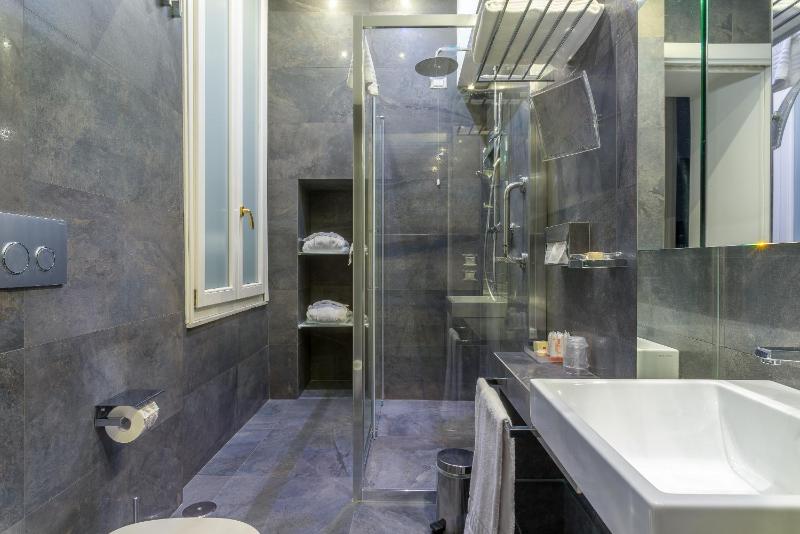 Deluxe Double Room with Balcony image 3