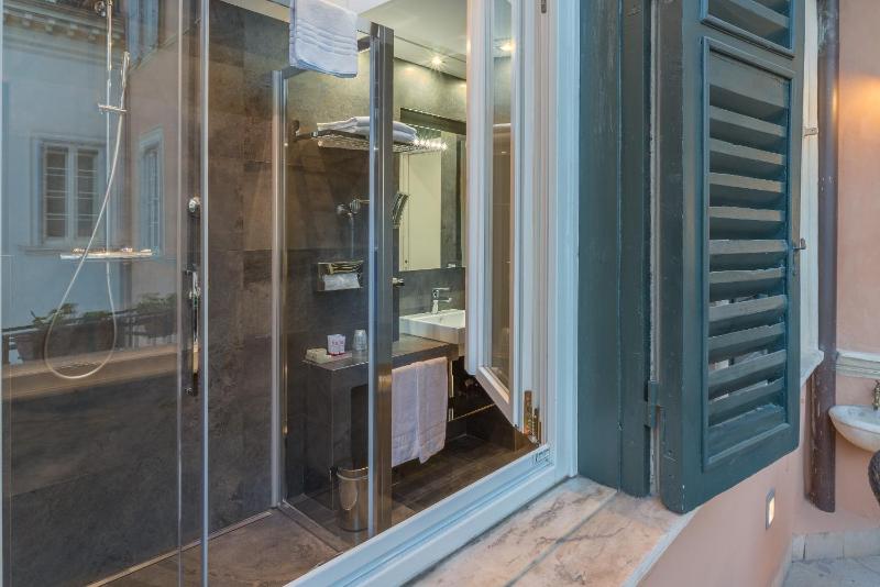Deluxe Double Room with Balcony image 2