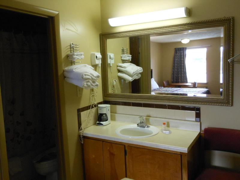 Queen Room with Two Queen Beds - Non-Smoking image 3