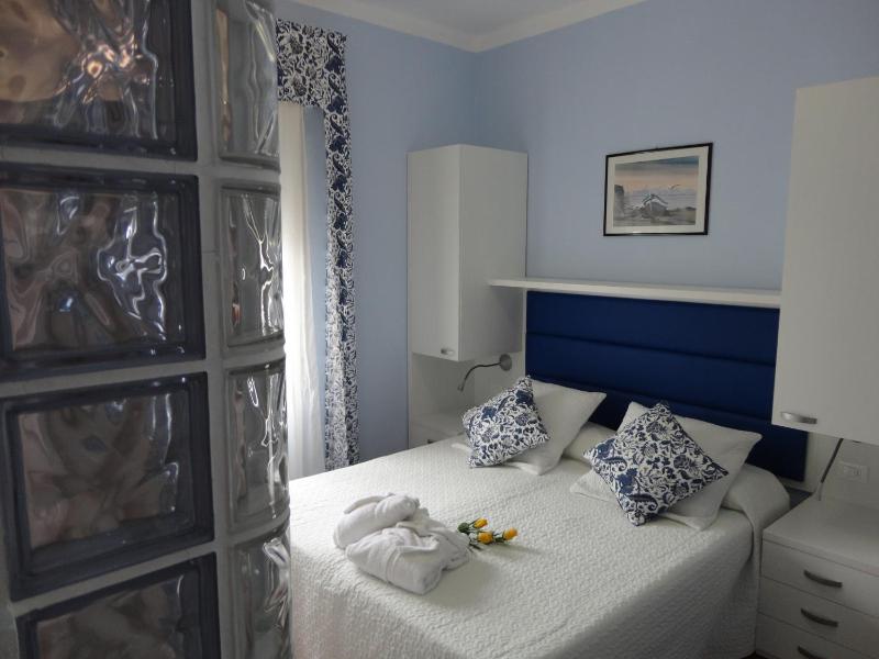 Double Room image 3