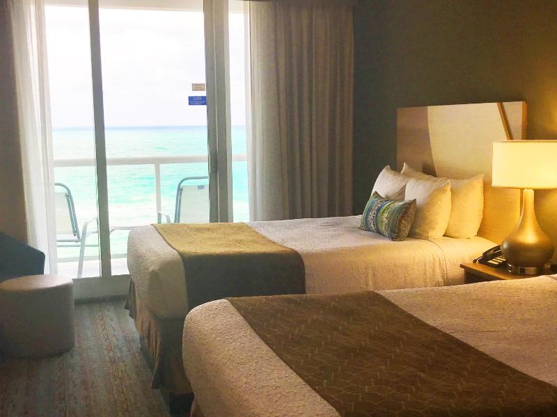 Double Room with Two Double Beds - Ocean Front  image 3