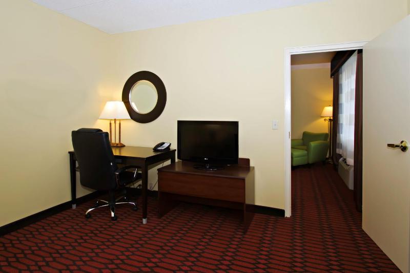 King Suite - Mobility Access/Non-Smoking image 3