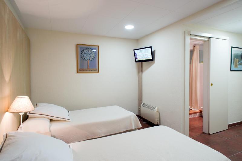 Quadruple Room with Street View image 2