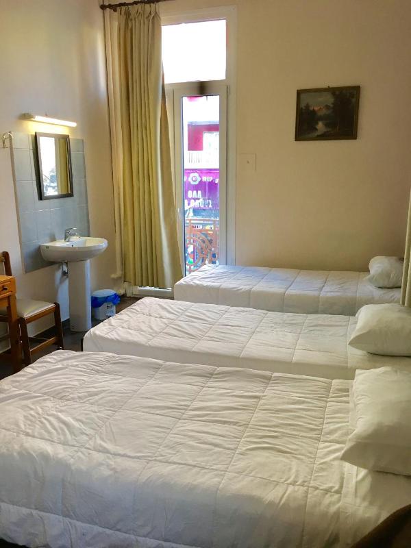 Triple Room with Shared Bathroom image 2