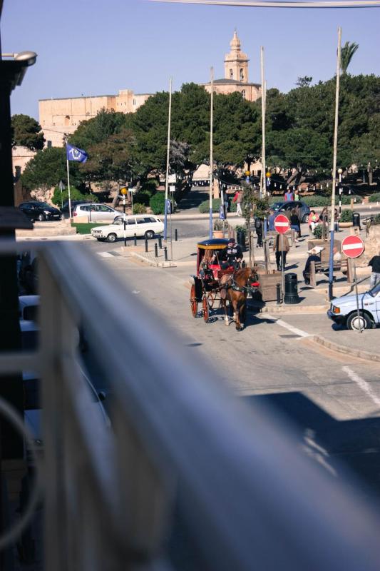 Suite with City View image 4