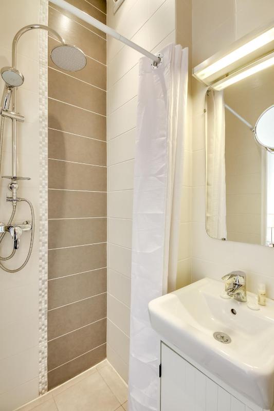 Twin Room with Extra Bed image 3