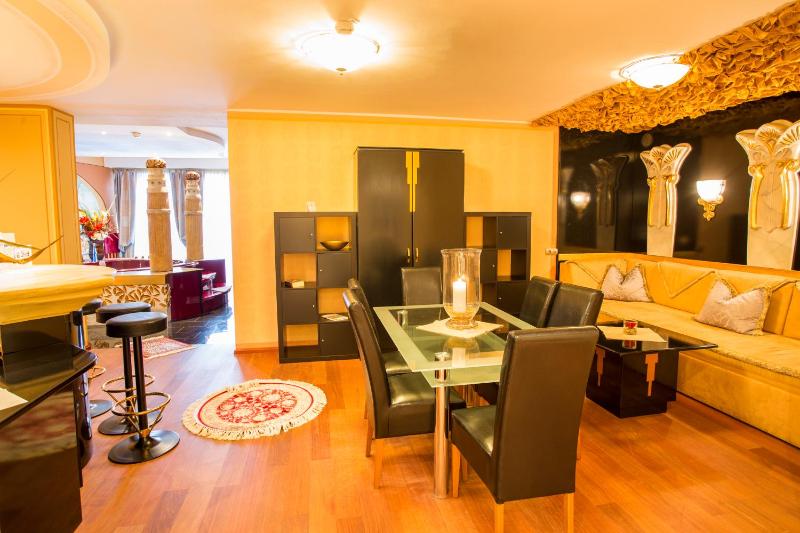 Suite with Hot Tub image 4