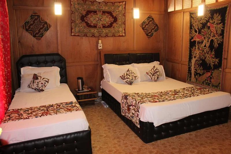 RITZ Houseboats - image 10