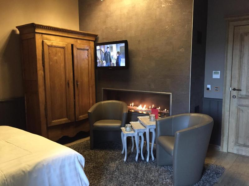 Family Room image 2