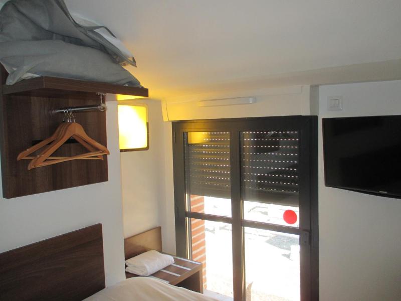 Standard Double Room image 3