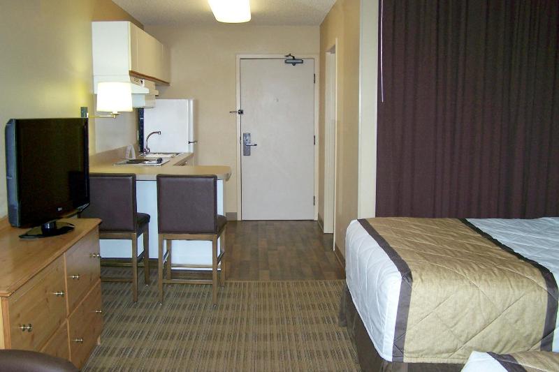 Studio with 2 Queen Beds - Non-Smoking image 4