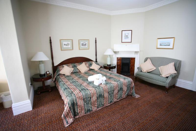 Superior King or Twin room with Ensuite image 2