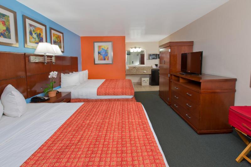 Standard Two Queen Beds, Waterpark View image 1