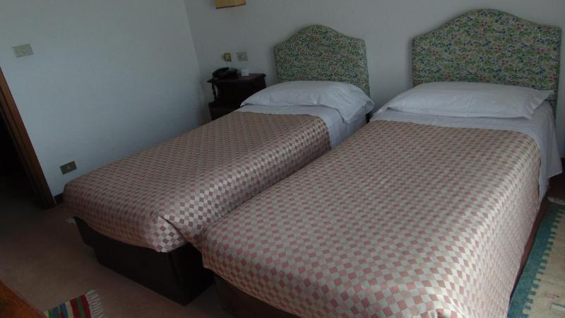 Twin Room image 2