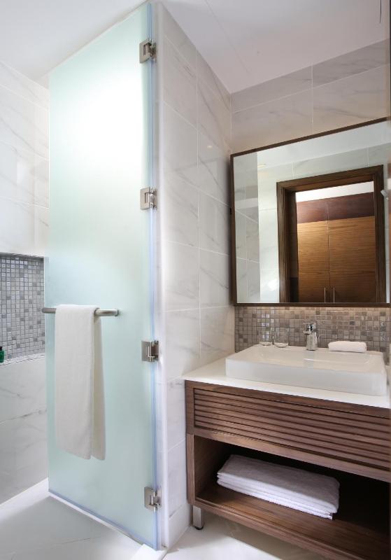 Junior Suite - Complimentary Shuttle Bus to Beach & Mall of the Emirates image 4