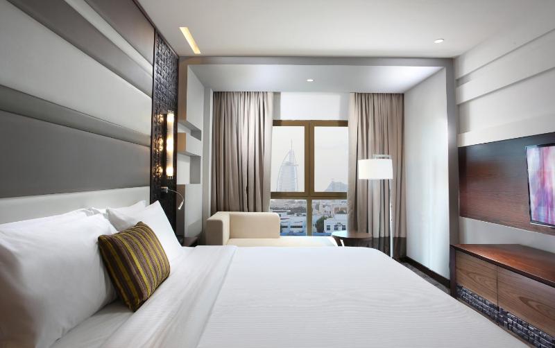 Junior Suite - Complimentary Shuttle Bus to Beach & Mall of the Emirates image 3