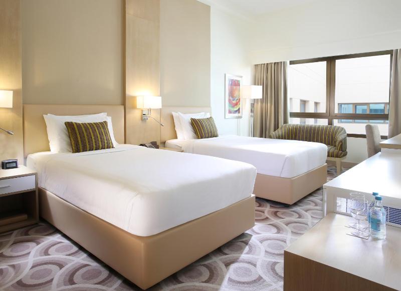 Guest Room - Complimentary Shuttle Bus to Beach & Mall of the Emirates image 4
