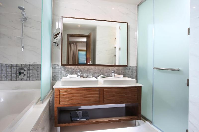 Ambassador Suite - Complimentary Shuttle Bus to Beach & Mall of the Emirates image 2