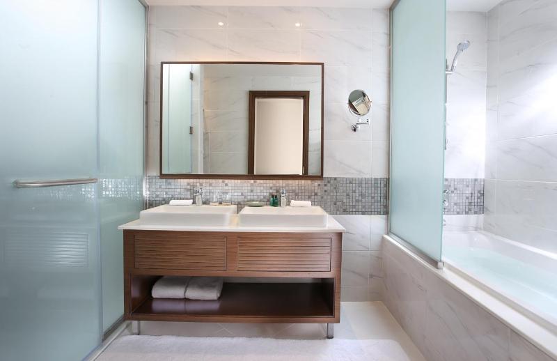 Deluxe Suite - Complimentary Shuttle Bus to Beach & Mall of the Emirates image 4