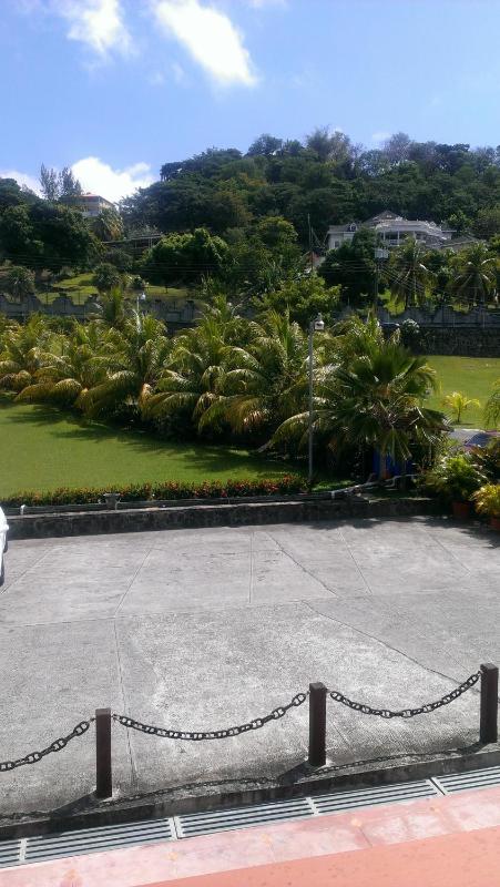 Paradise Beach Hotel - image 1