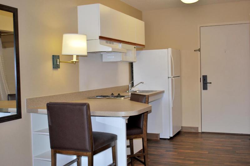 Queen studio with 1 Queen Bed - Disability Access/Non-Smoking image 3