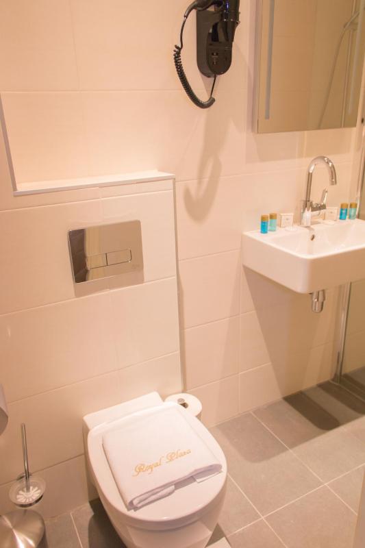 Double Room image 4