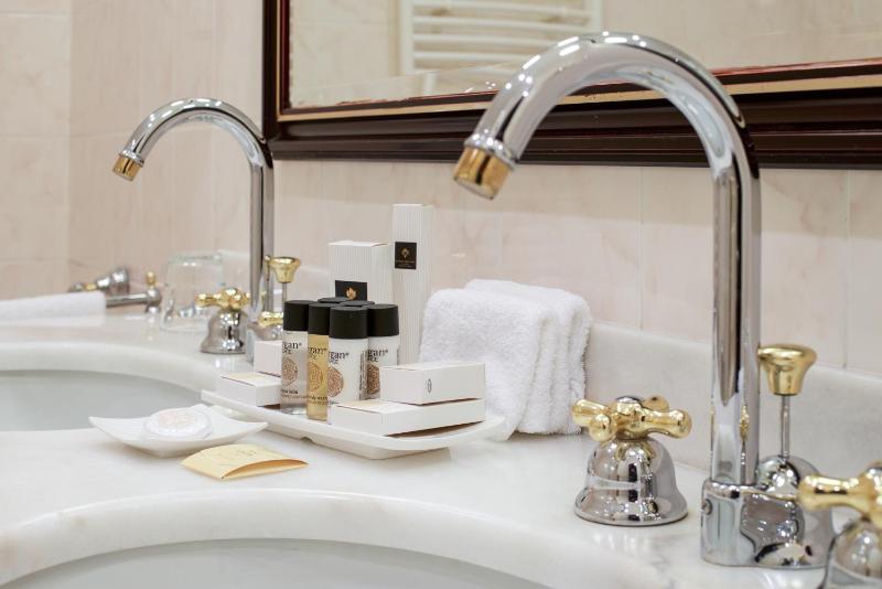 Deluxe Double Room image 4