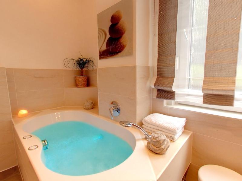 Deluxe Suite with Spa Bath image 2