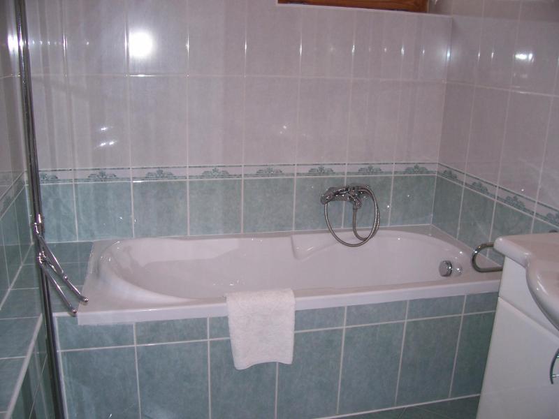 Standard Triple Room image 2