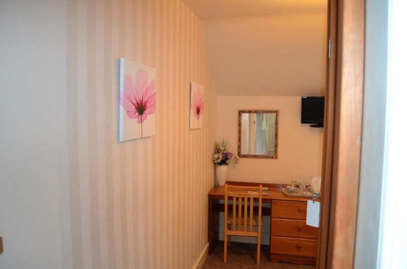 Single Room with Shared Bathroom image 3