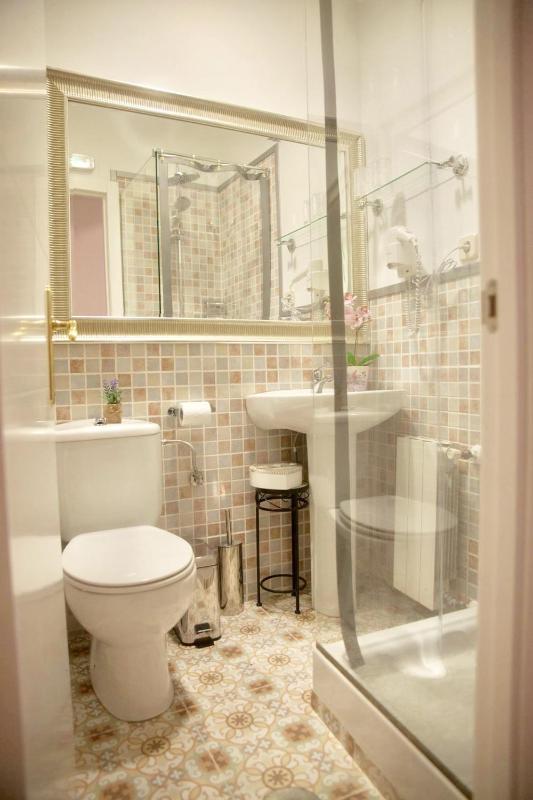 Deluxe King Suite image 4