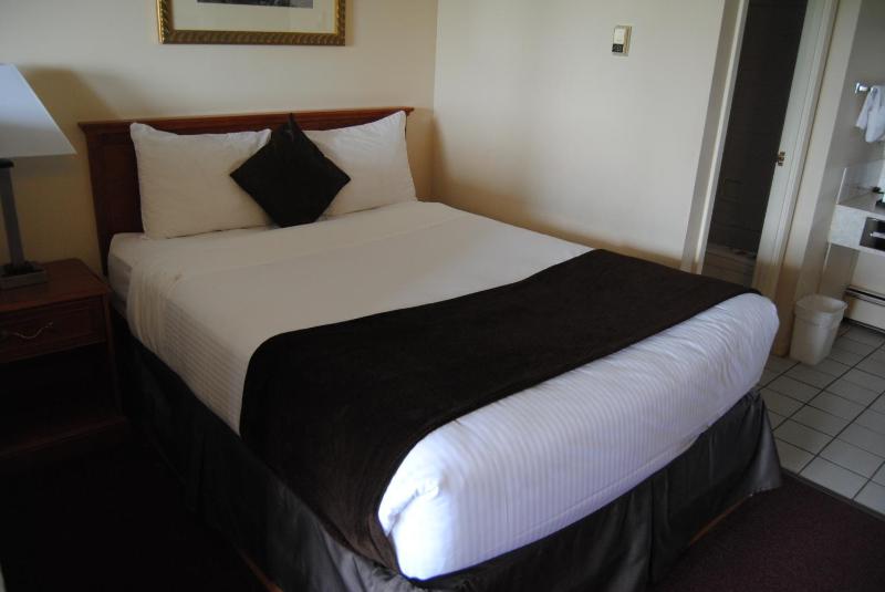 Economy Inn - image 7