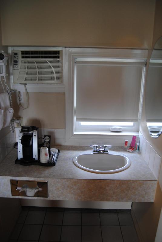 Economy Inn - image 12