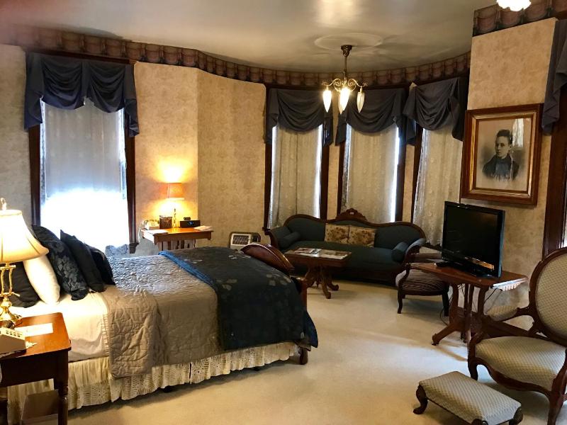 Deluxe Suite with Spa Bath image 2