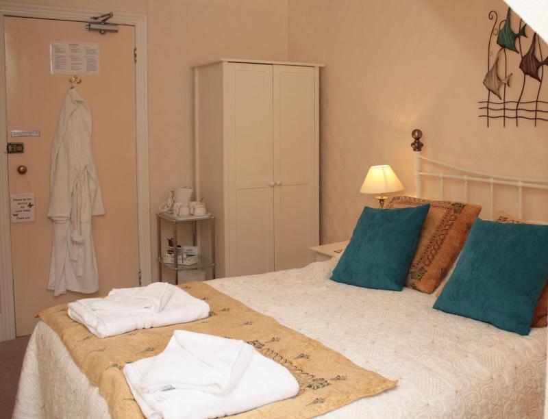 Small Double Room image 3