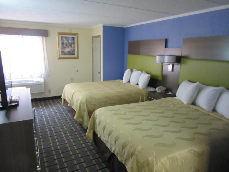Queen Room with Two Queen Beds - Non-Smoking image 1