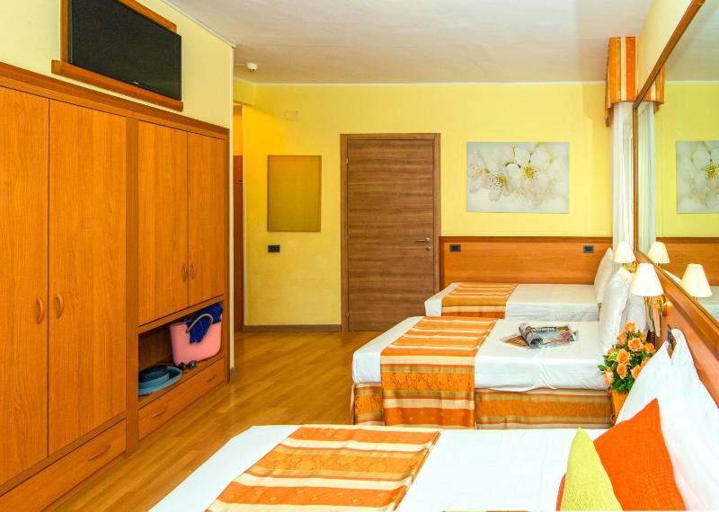 Quadruple Room with Balcony image 4