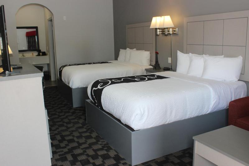 Queen Room with Two Queen Beds image 4