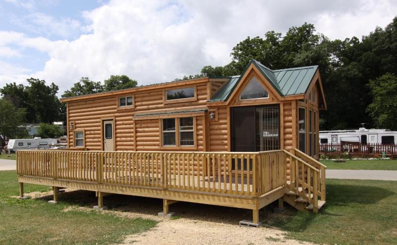 One-Bedroom Cabin image 1