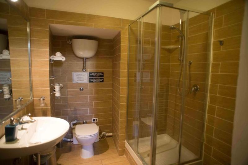 Standard Double Room image 3
